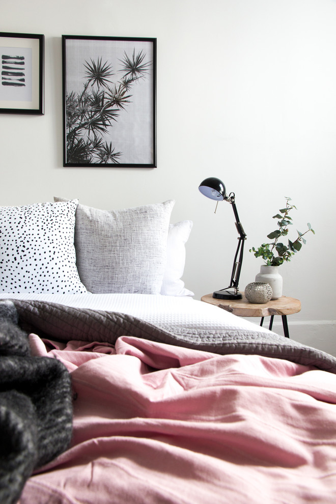 Skandinavisches Schlafzimmer mit weißer Wandfarbe und Teppichboden in Sydney