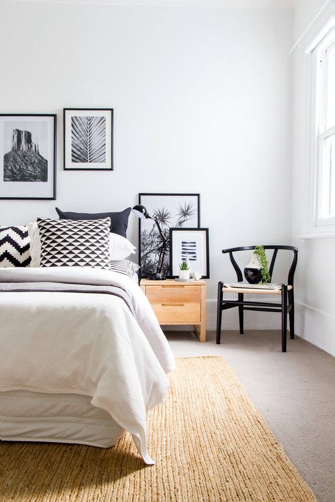 Diseño de dormitorio nórdico con paredes blancas y moqueta