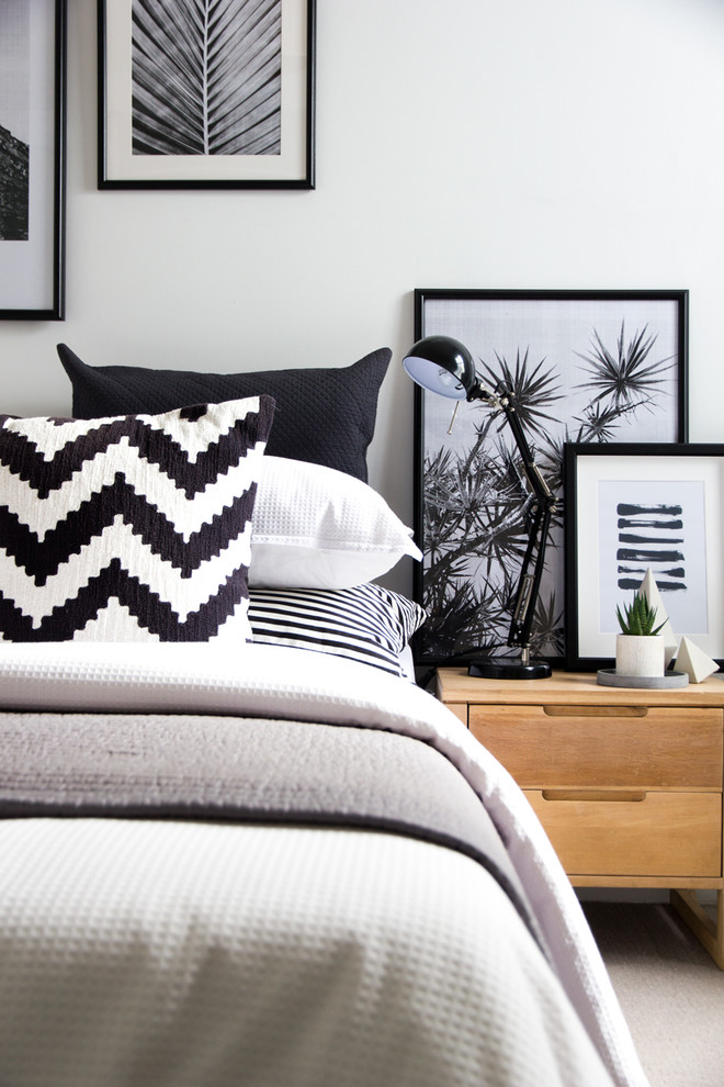 Ejemplo de dormitorio nórdico con paredes blancas, moqueta y suelo beige