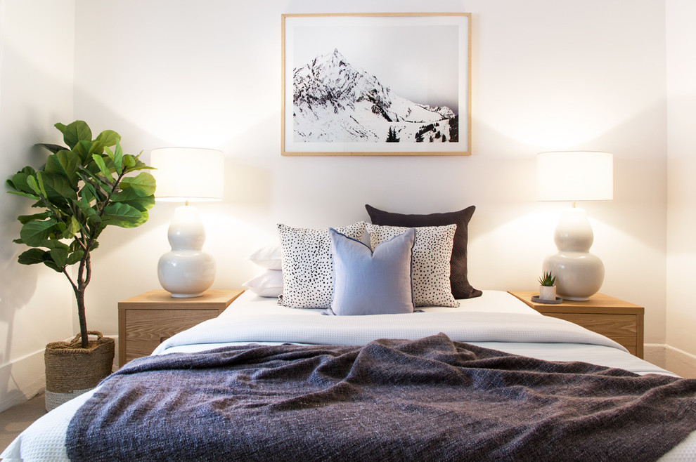 Inspiration för mellanstora minimalistiska sovrum, med vita väggar, heltäckningsmatta och beiget golv