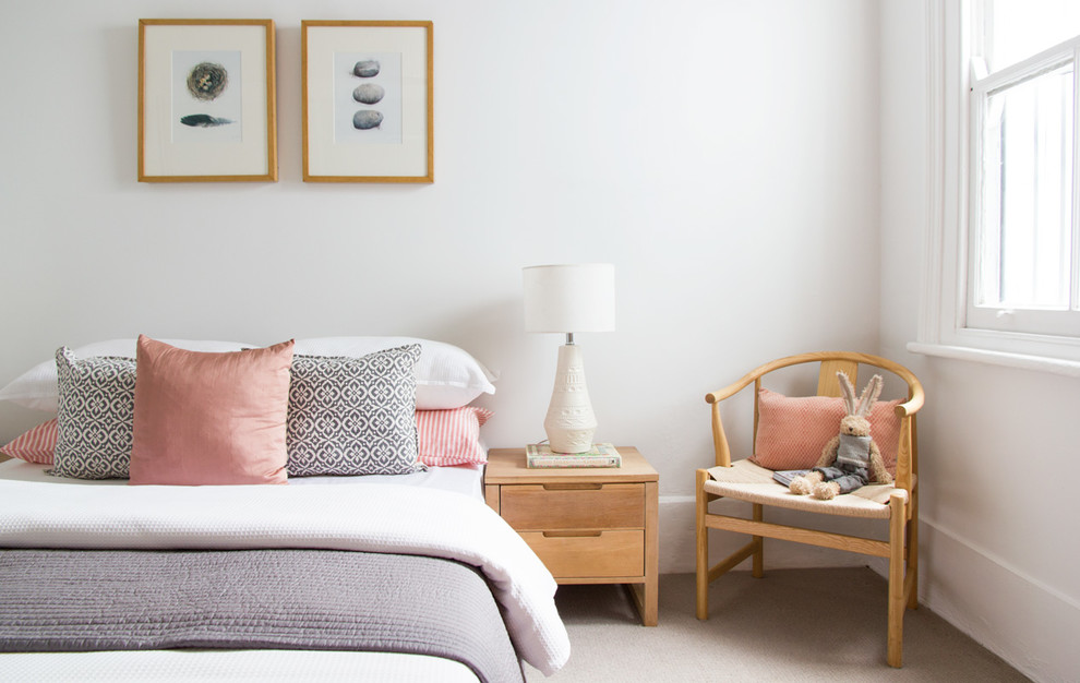 На фото: спальня среднего размера в скандинавском стиле с белыми стенами, ковровым покрытием и бежевым полом без камина с