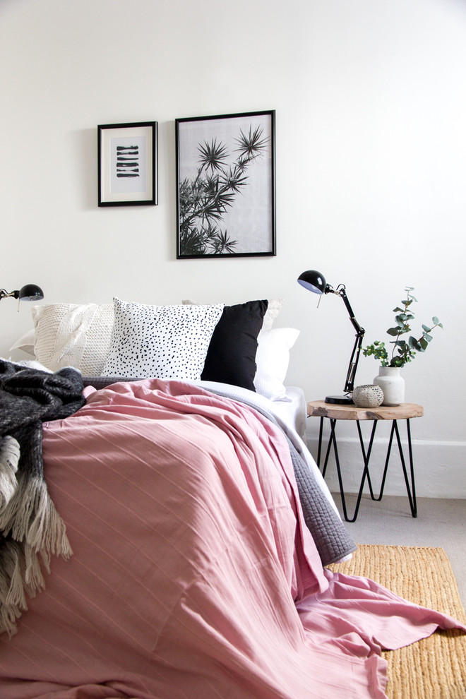Ejemplo de dormitorio escandinavo con paredes blancas y moqueta