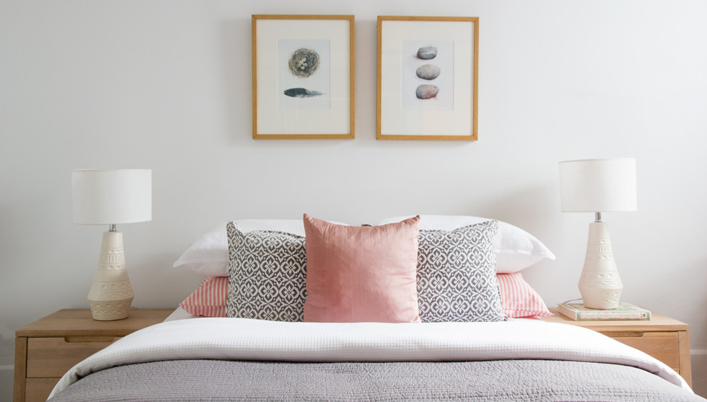 シドニーにある北欧スタイルのおしゃれな寝室 (白い壁、カーペット敷き) のレイアウト