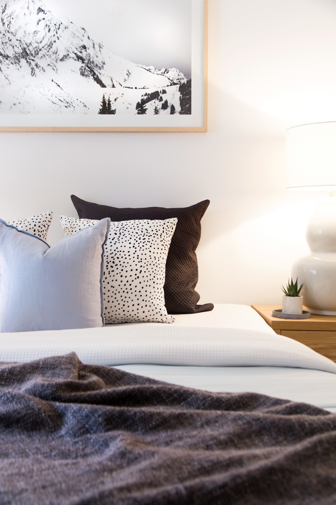Diseño de dormitorio escandinavo de tamaño medio con paredes blancas, moqueta y suelo beige