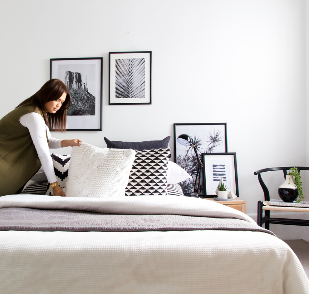 Источник вдохновения для домашнего уюта: спальня среднего размера в скандинавском стиле с белыми стенами, ковровым покрытием и бежевым полом