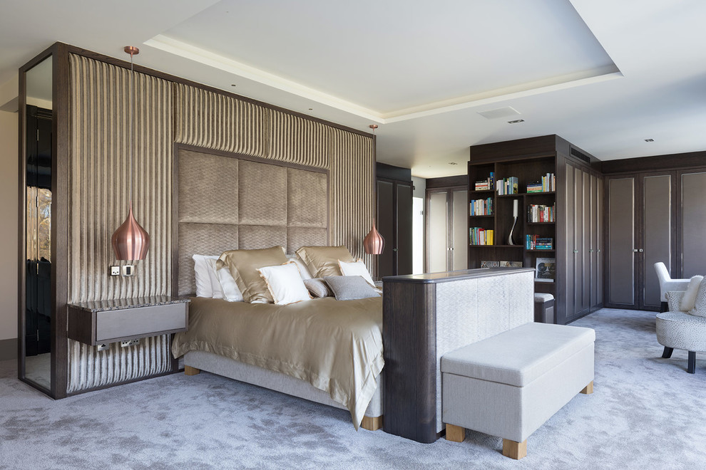 Ejemplo de dormitorio principal actual extra grande con paredes blancas, moqueta y suelo gris