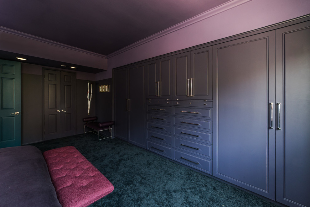 Modernes Hauptschlafzimmer mit bunten Wänden, Teppichboden und blauem Boden in Los Angeles