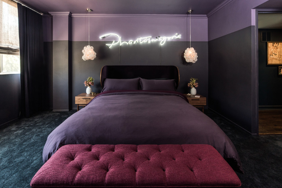 ロサンゼルスにあるコンテンポラリースタイルのおしゃれな主寝室 (カーペット敷き、黒い床、紫の壁、黒いカーテン) のレイアウト