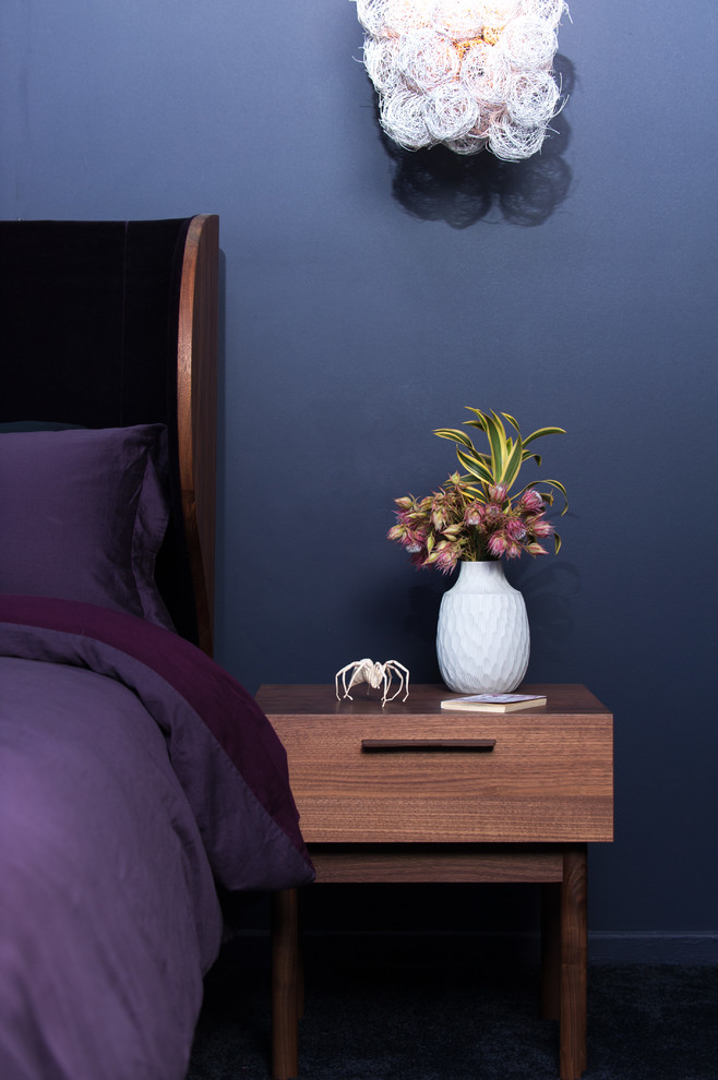 Стильный дизайн: хозяйская спальня в современном стиле с разноцветными стенами, ковровым покрытием и черным полом - последний тренд