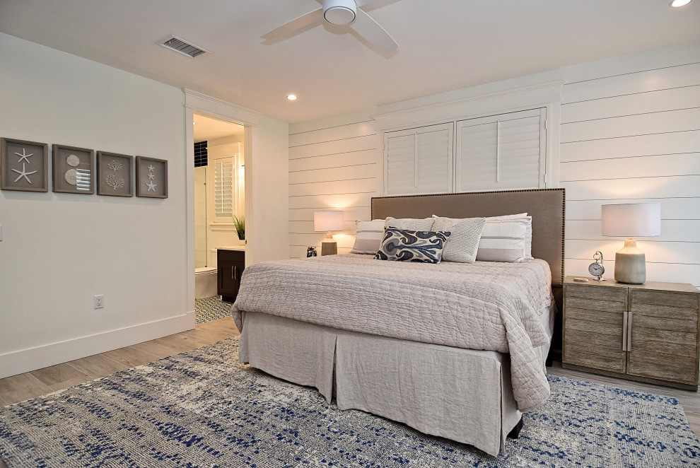 Ispirazione per una camera degli ospiti costiera di medie dimensioni con pareti bianche, pavimento in gres porcellanato e pavimento beige