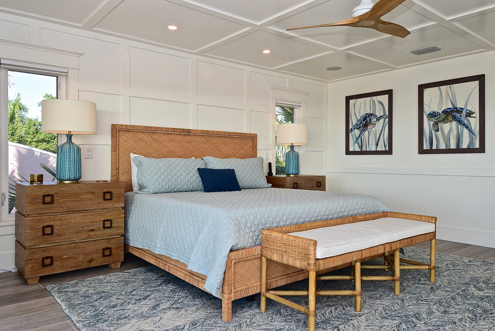Imagen de dormitorio principal marinero con paredes blancas, suelo de baldosas de porcelana y suelo beige