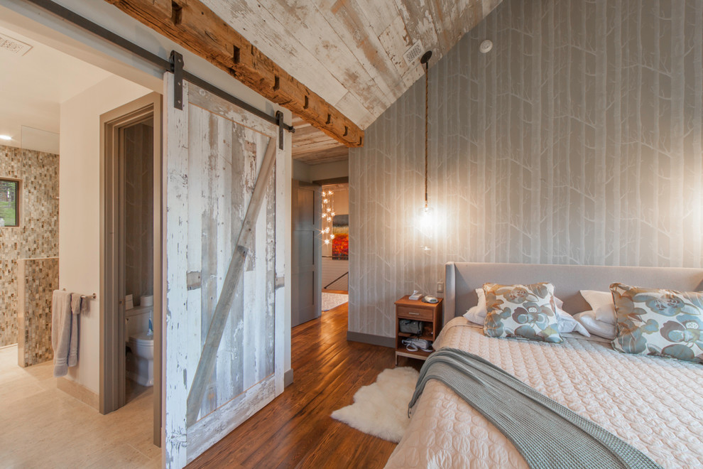 Inspiration för rustika sovrum, med beige väggar och mellanmörkt trägolv