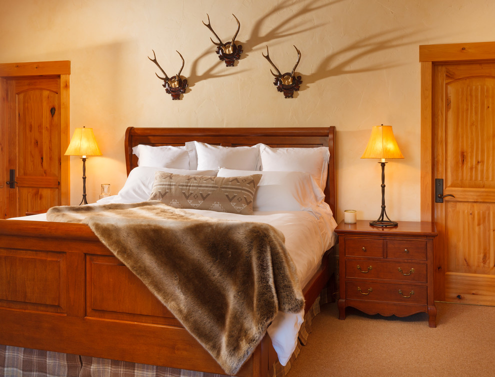 На фото: большая хозяйская спальня в стиле рустика с белыми стенами, ковровым покрытием и коричневым полом без камина