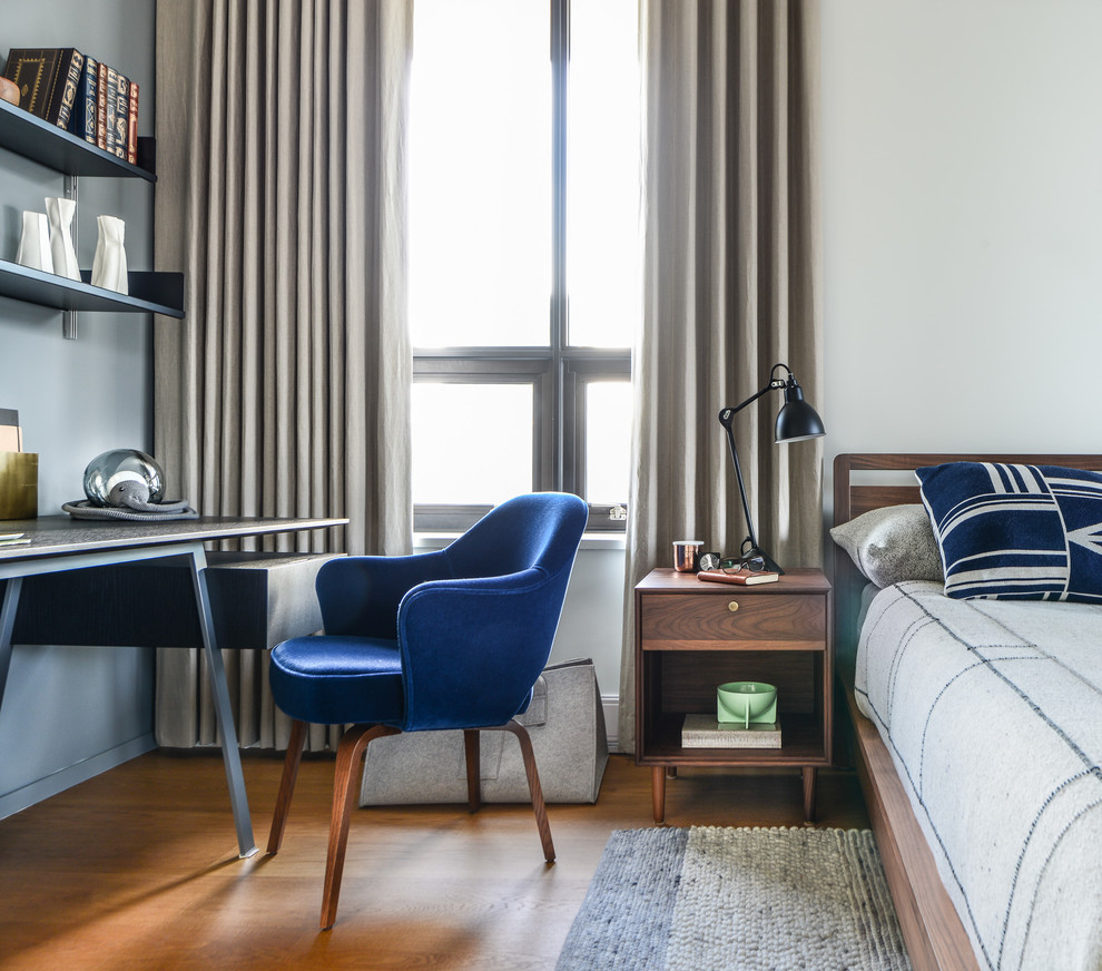 На фото: хозяйская спальня среднего размера в стиле модернизм с серыми стенами и паркетным полом среднего тона без камина