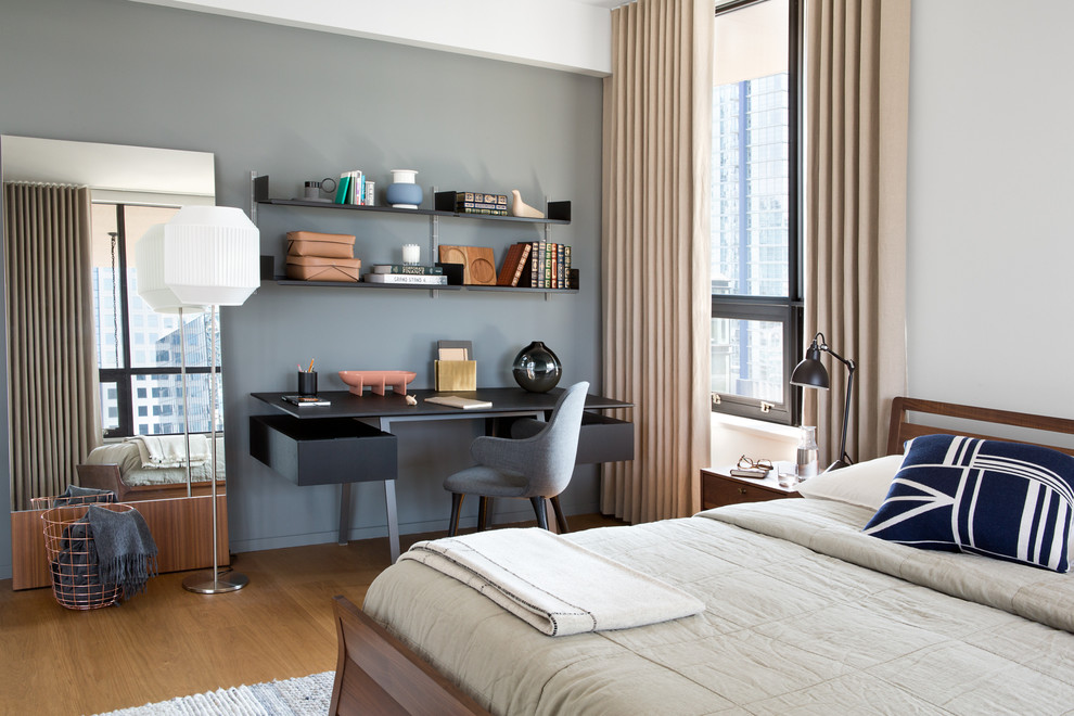 Esempio di una camera degli ospiti minimalista di medie dimensioni con pareti grigie, pavimento in legno massello medio e nessun camino