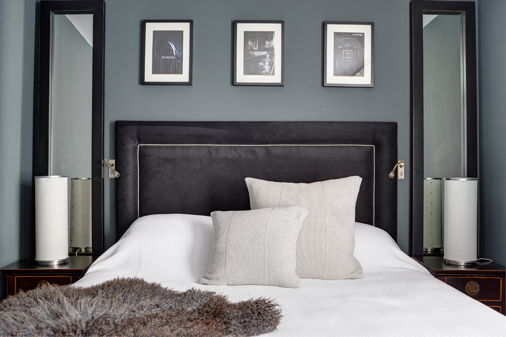 Kleines Modernes Hauptschlafzimmer ohne Kamin mit grauer Wandfarbe und dunklem Holzboden in London