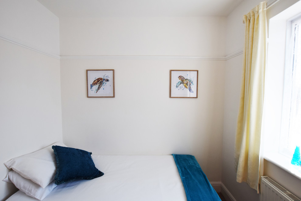 Источник вдохновения для домашнего уюта: гостевая спальня среднего размера, (комната для гостей) в классическом стиле с белыми стенами, ковровым покрытием и серым полом