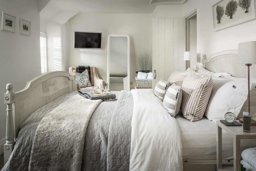 Идея дизайна: гостевая спальня среднего размера, (комната для гостей) в морском стиле с белыми стенами, ковровым покрытием и серым полом
