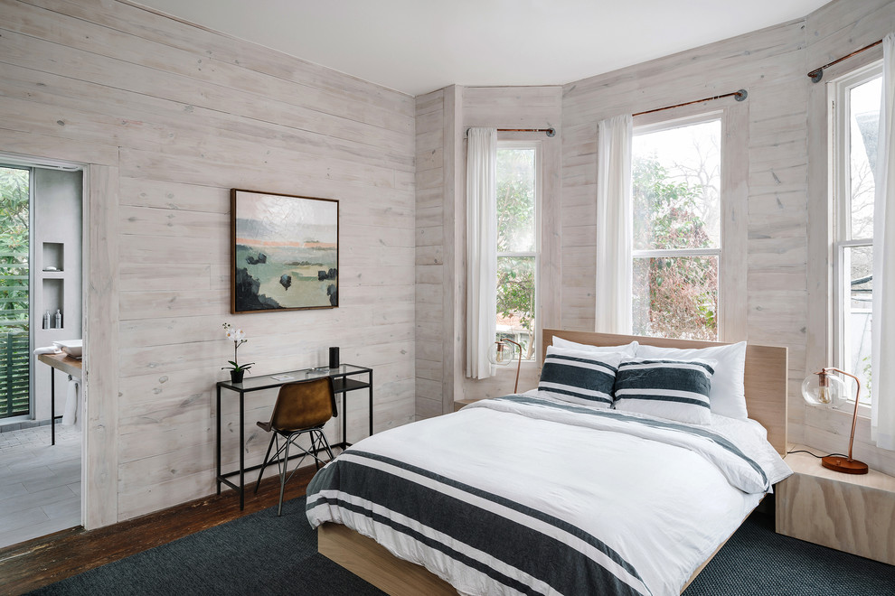 Foto de dormitorio principal rústico sin chimenea con paredes beige y suelo de madera oscura