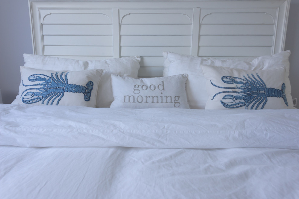 На фото: маленькая гостевая спальня (комната для гостей) в морском стиле с синими стенами и полом из керамической плитки без камина для на участке и в саду с