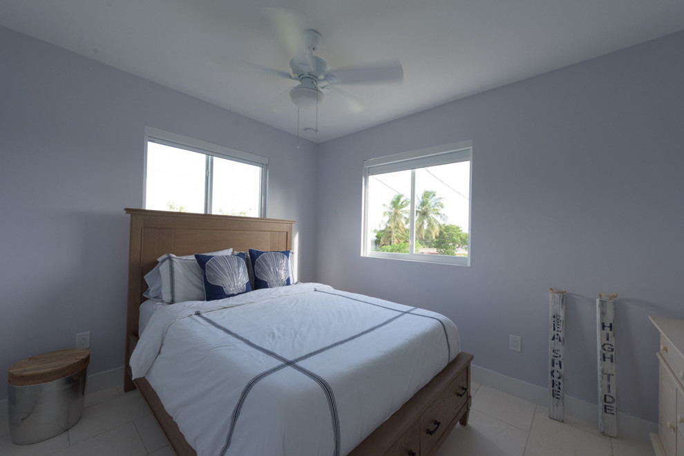 Стильный дизайн: маленькая гостевая спальня (комната для гостей) в морском стиле с синими стенами и полом из керамической плитки без камина для на участке и в саду - последний тренд