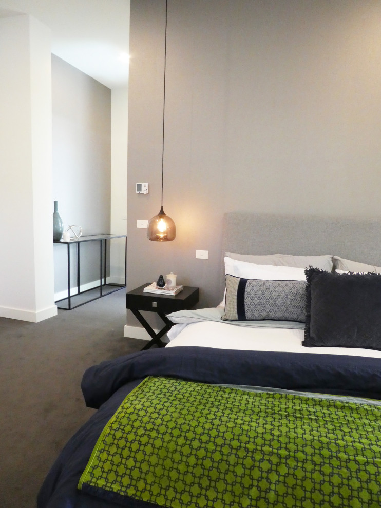 Großes Stilmix Schlafzimmer mit blauer Wandfarbe, Teppichboden und braunem Boden in Melbourne