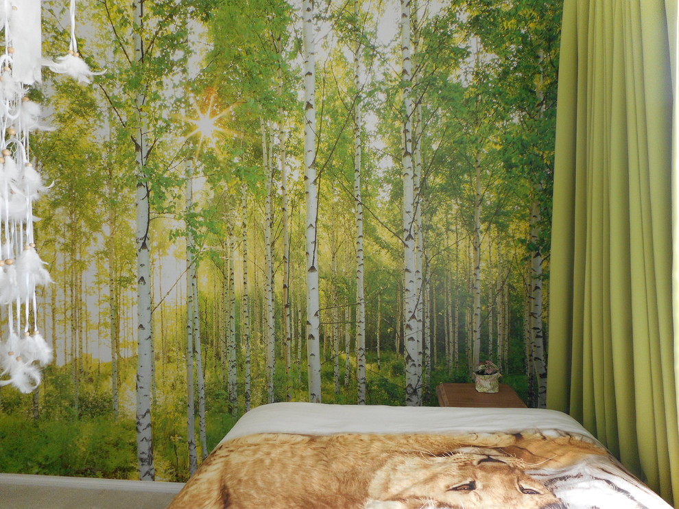 Foto di una piccola camera da letto design con pareti verdi, moquette e pavimento beige