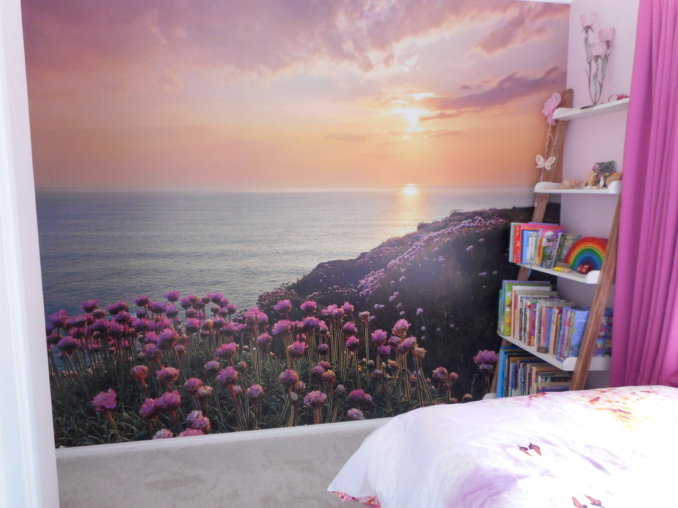 Cette image montre une petite chambre avec moquette design avec un mur rose et un sol beige.