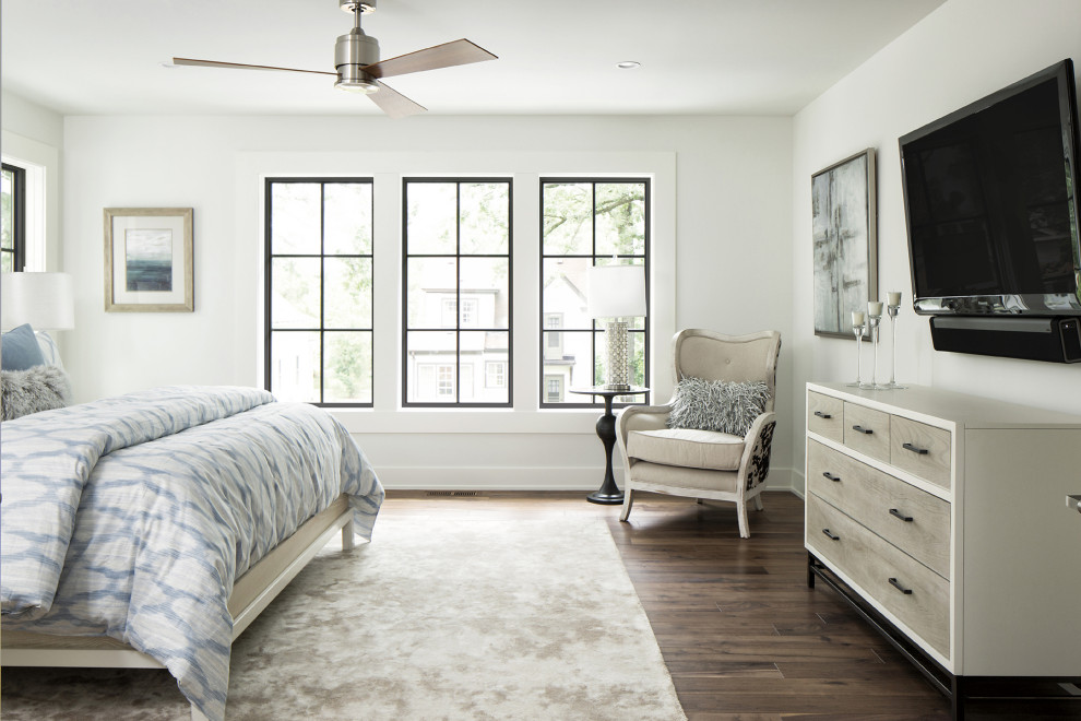 На фото: хозяйская спальня среднего размера в стиле неоклассика (современная классика) с белыми стенами и темным паркетным полом с