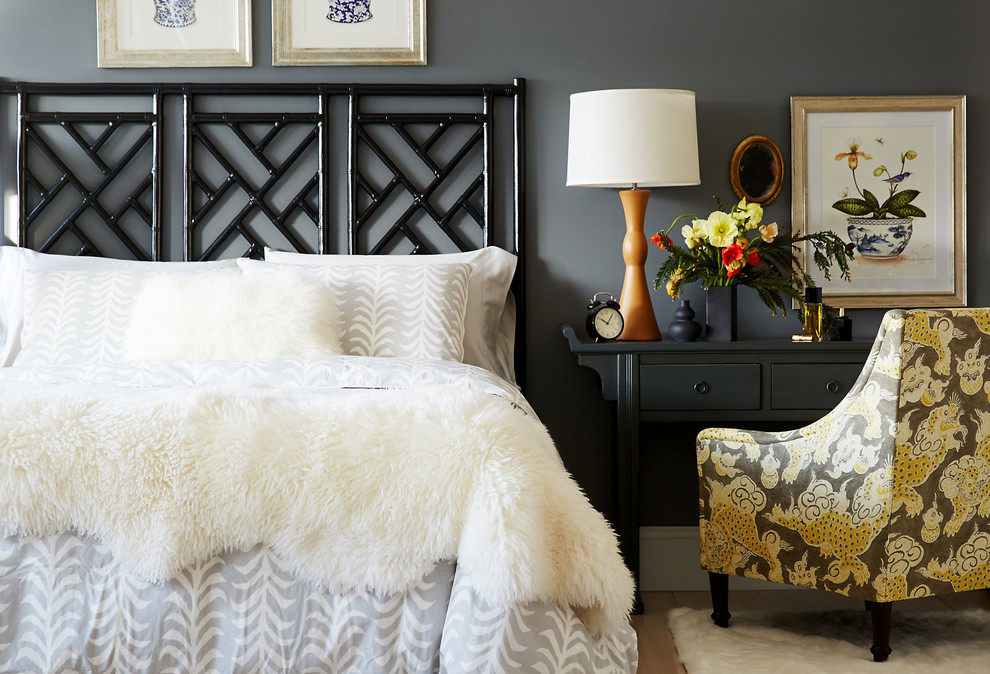 Свежая идея для дизайна: спальня в восточном стиле с серыми стенами - отличное фото интерьера