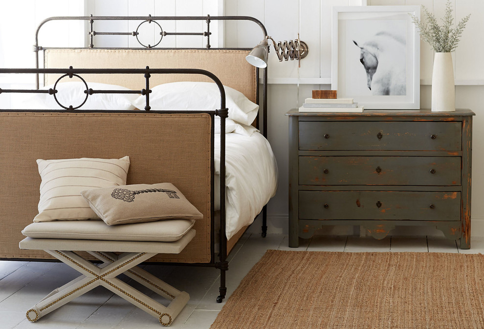 Imagen de dormitorio de estilo de casa de campo con paredes blancas y suelo de madera pintada