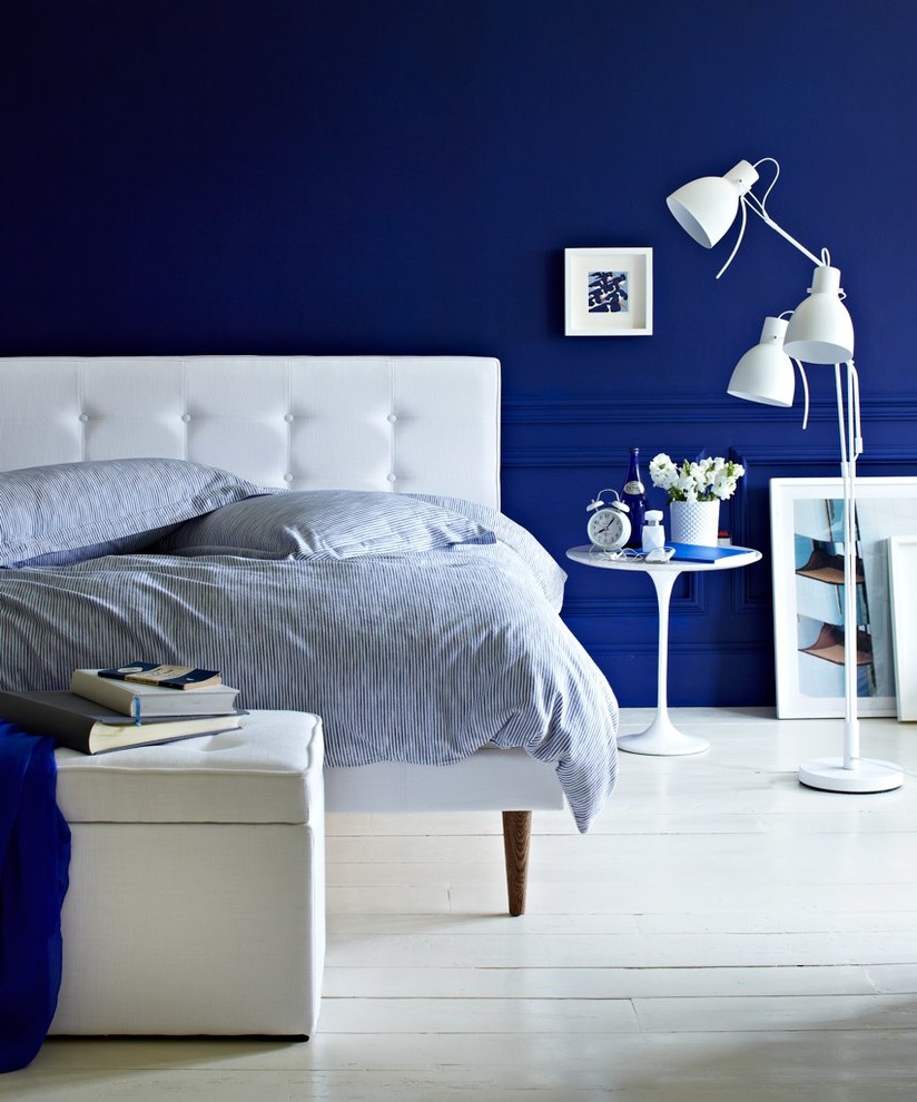 ロンドンにある広いコンテンポラリースタイルのおしゃれな主寝室 (青い壁、塗装フローリング、暖炉なし) のレイアウト