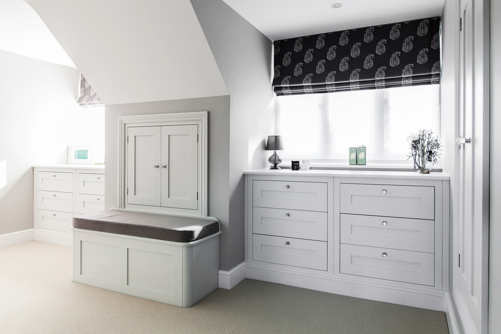Пример оригинального дизайна: большая хозяйская спальня в современном стиле с серыми стенами, ковровым покрытием и белым полом