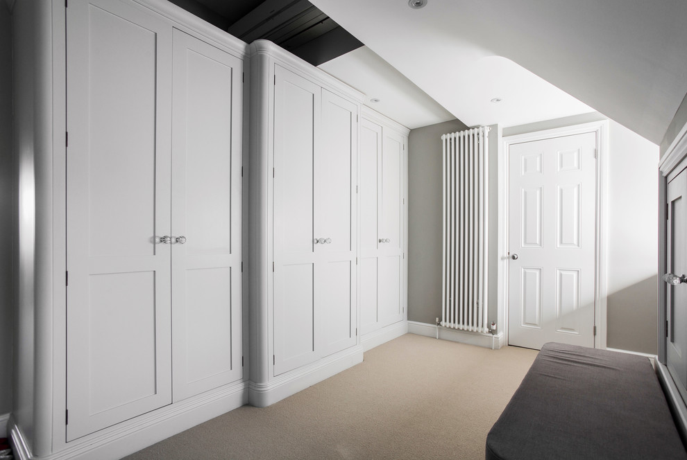 Idée de décoration pour une grande chambre design avec un mur gris et un sol blanc.