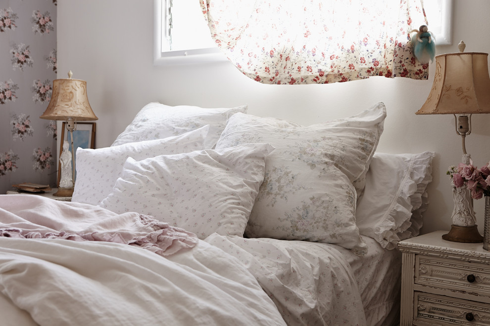 Стильный дизайн: хозяйская спальня в стиле шебби-шик с белыми стенами - последний тренд