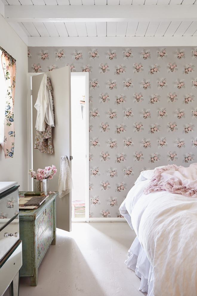 Cottage chic master bedroom photo in Los Angeles with multicolored walls