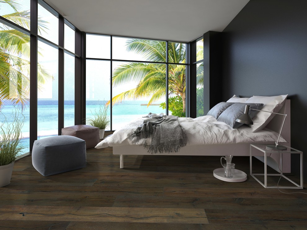 Ejemplo de dormitorio costero con suelo de madera en tonos medios