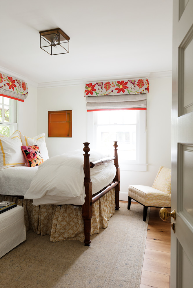 Ispirazione per una camera da letto classica con pareti bianche, parquet chiaro e pavimento marrone