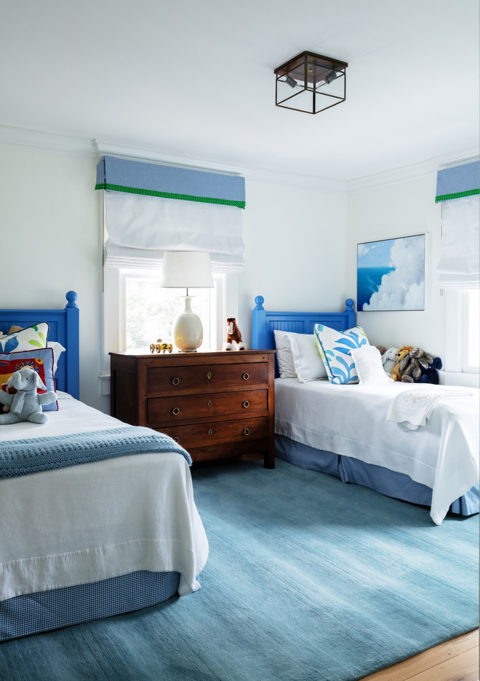 Ispirazione per una camera da letto tradizionale con pareti bianche, parquet chiaro e pavimento marrone