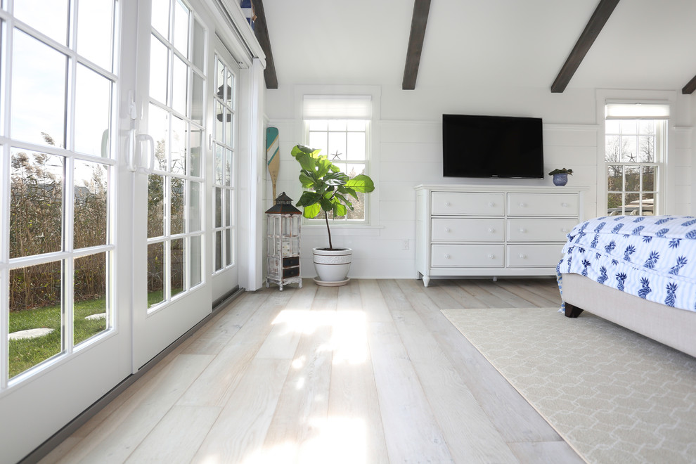Mittelgroßes Maritimes Gästezimmer ohne Kamin mit weißer Wandfarbe, hellem Holzboden und beigem Boden in Boston