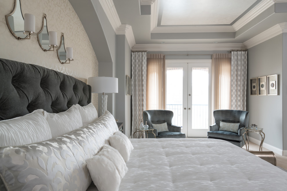 Imagen de dormitorio principal tradicional renovado de tamaño medio sin chimenea con paredes grises, moqueta y suelo gris