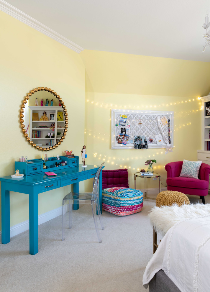 ダラスにある中くらいなおしゃれな客用寝室 (黄色い壁、カーペット敷き、暖炉なし、ベージュの床)
