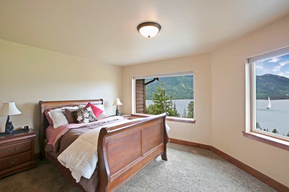 Стильный дизайн: гостевая спальня среднего размера, (комната для гостей) в стиле рустика с бежевыми стенами и ковровым покрытием - последний тренд