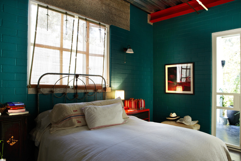 オレンジカウンティにある中くらいなインダストリアルスタイルのおしゃれな客用寝室 (青い壁、暖炉なし) のレイアウト