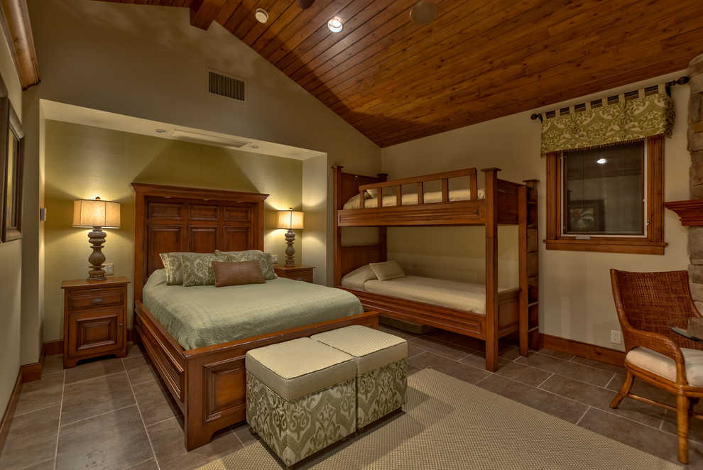 Diseño de habitación de invitados rústica de tamaño medio con paredes beige