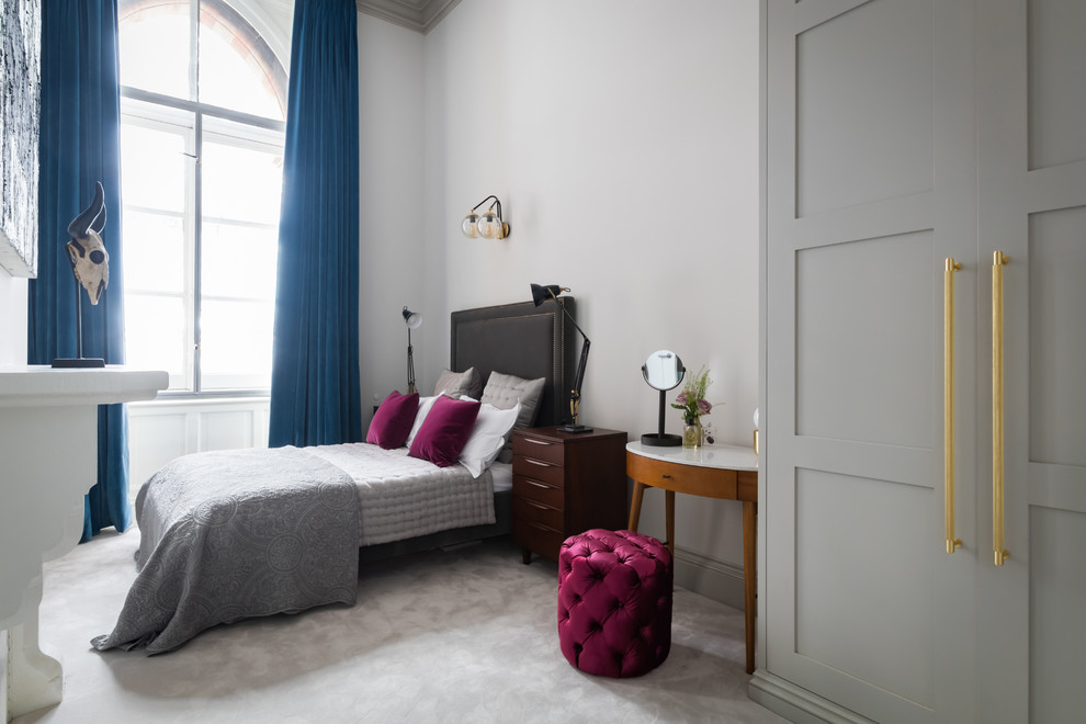 Immagine di una camera da letto minimal di medie dimensioni con pareti bianche, moquette e pavimento grigio