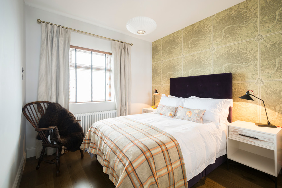 ロンドンにあるトラディショナルスタイルのおしゃれな寝室 (マルチカラーの壁、無垢フローリング)