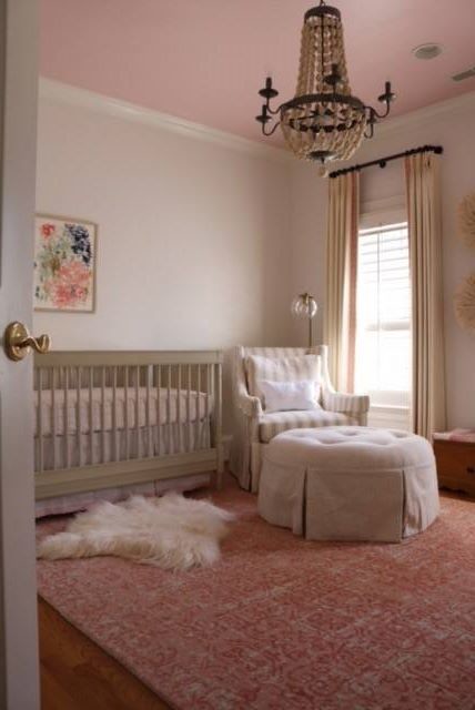 На фото: комната для малыша среднего размера в викторианском стиле с паркетным полом среднего тона и коричневым полом