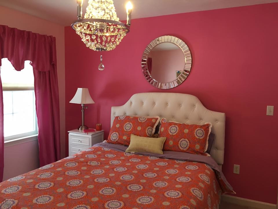 Idéer för att renovera ett funkis sovrum, med rosa väggar och heltäckningsmatta