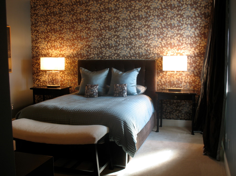 Свежая идея для дизайна: гостевая спальня среднего размера, (комната для гостей) в стиле неоклассика (современная классика) с синими стенами и ковровым покрытием - отличное фото интерьера